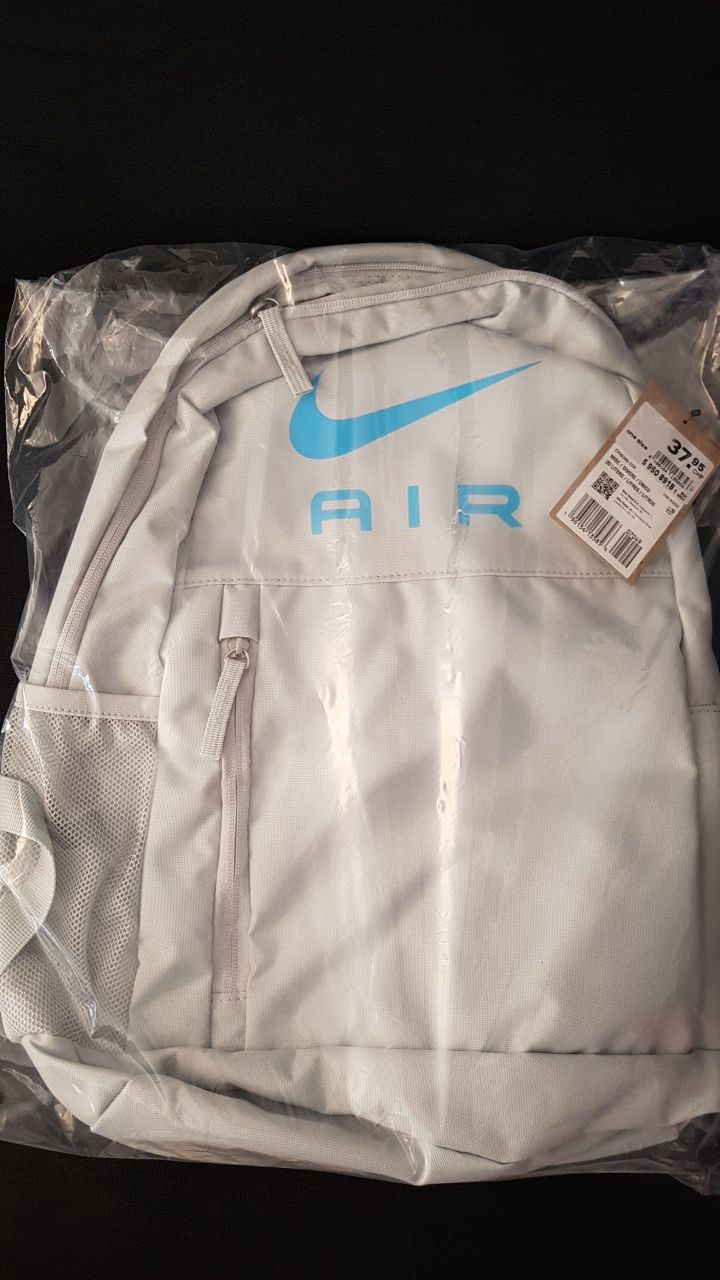 Рюкзак фирмы Nike 20L оригинал.