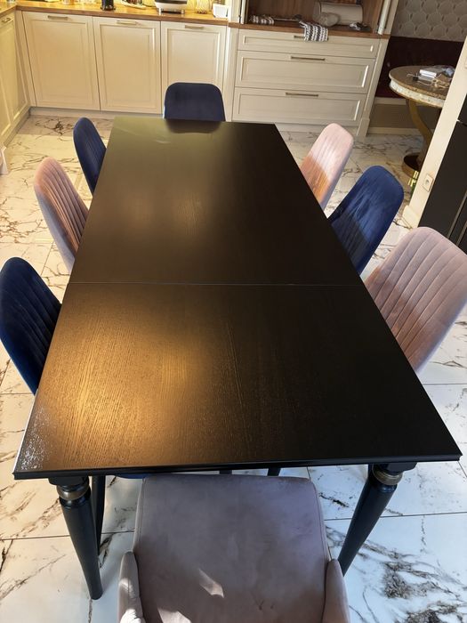 Drewniany stół tłoczone nogi Almi Decor i 8 krzeseł