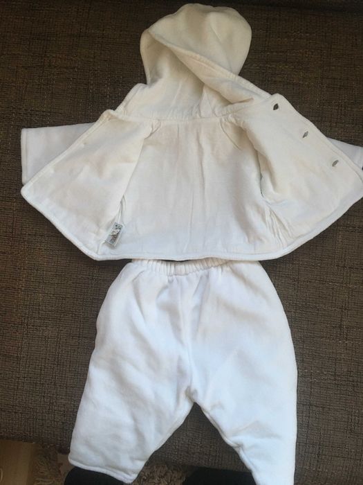 Biały niemowlęcy kombinezon 2-częściowy z kapturkiem - rozmiar 56 - 58