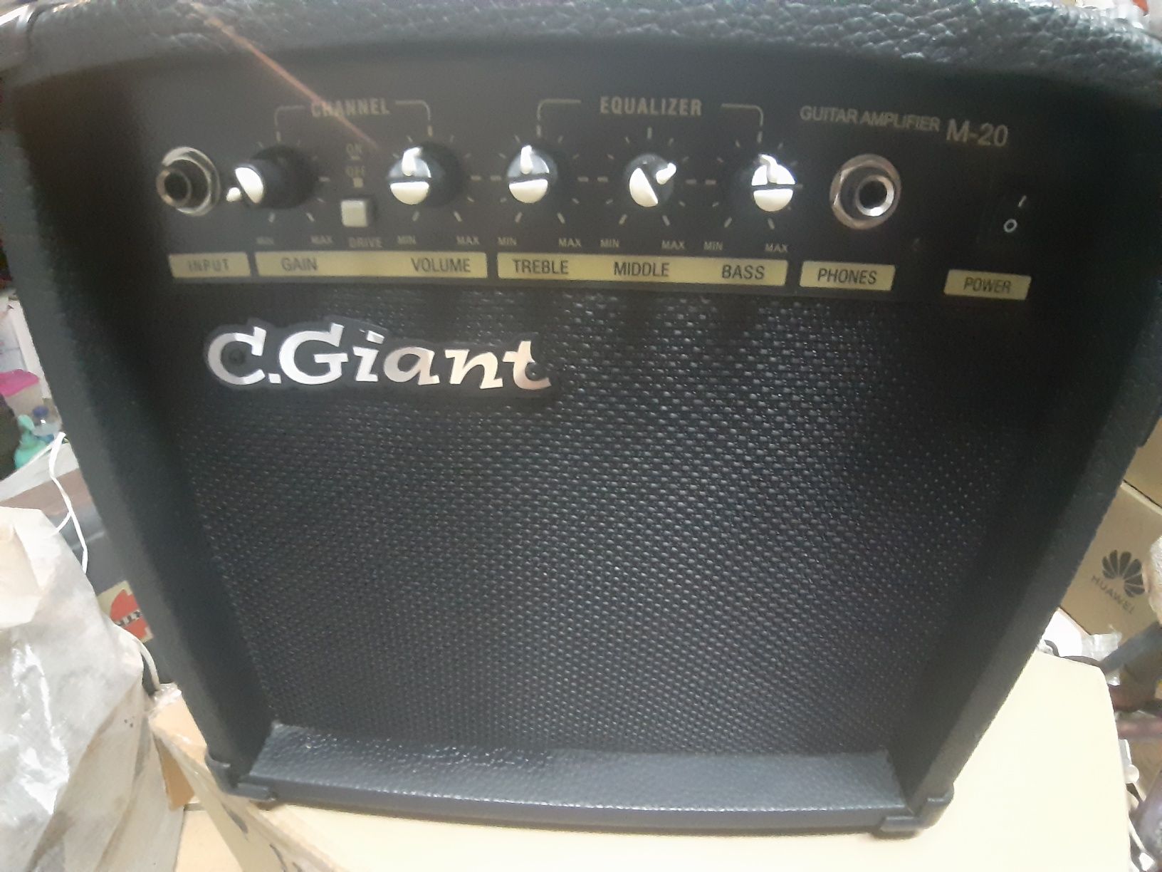 Amplificador de guitarra 27 W