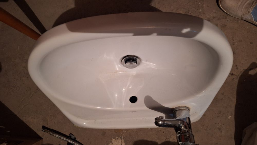 Umywalka łazienkowa z kranem