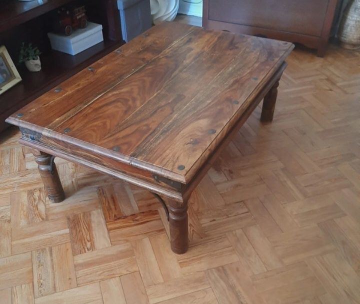 Mesa rústica de centro.