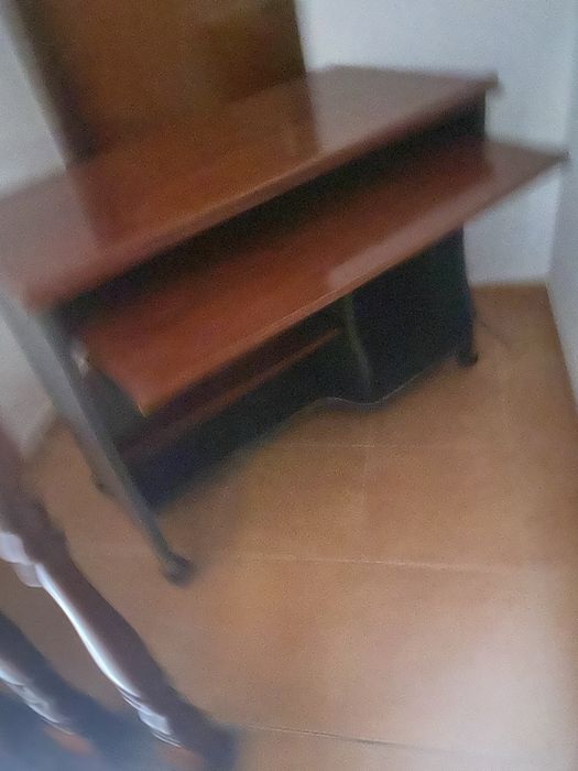 Secretária preta e bordeau