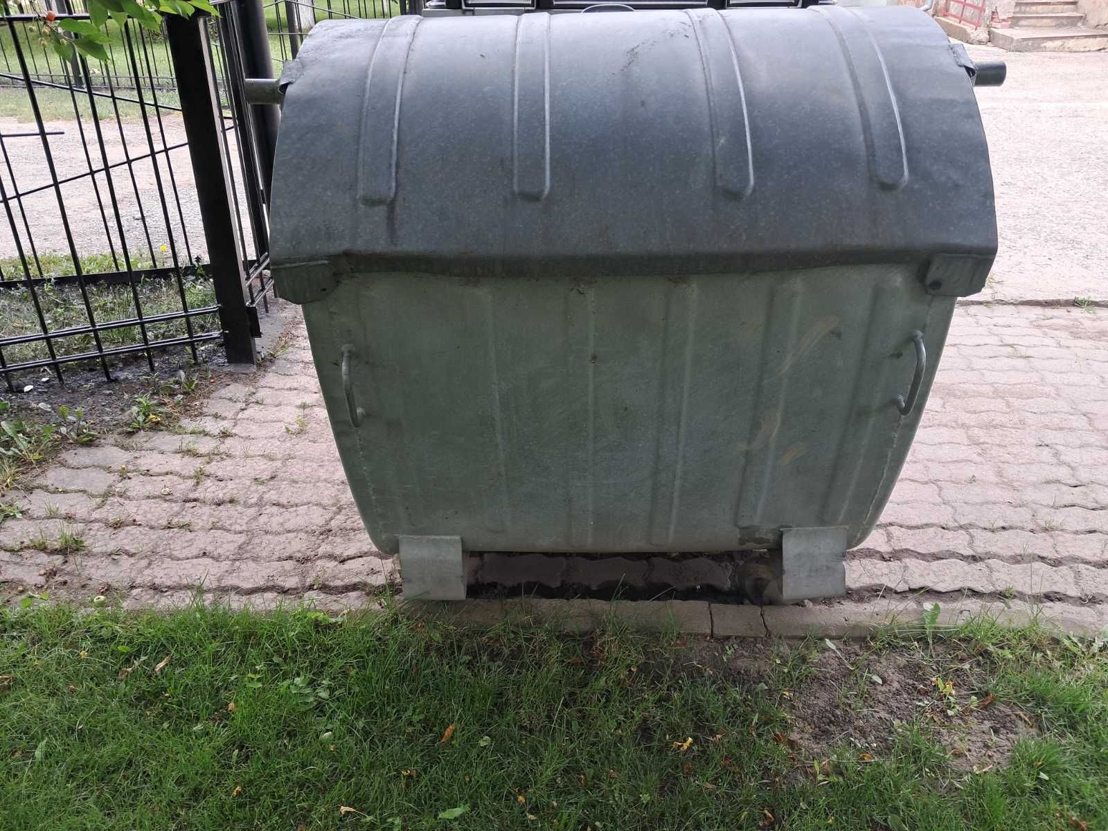 Сміттєвий бак з кришкою