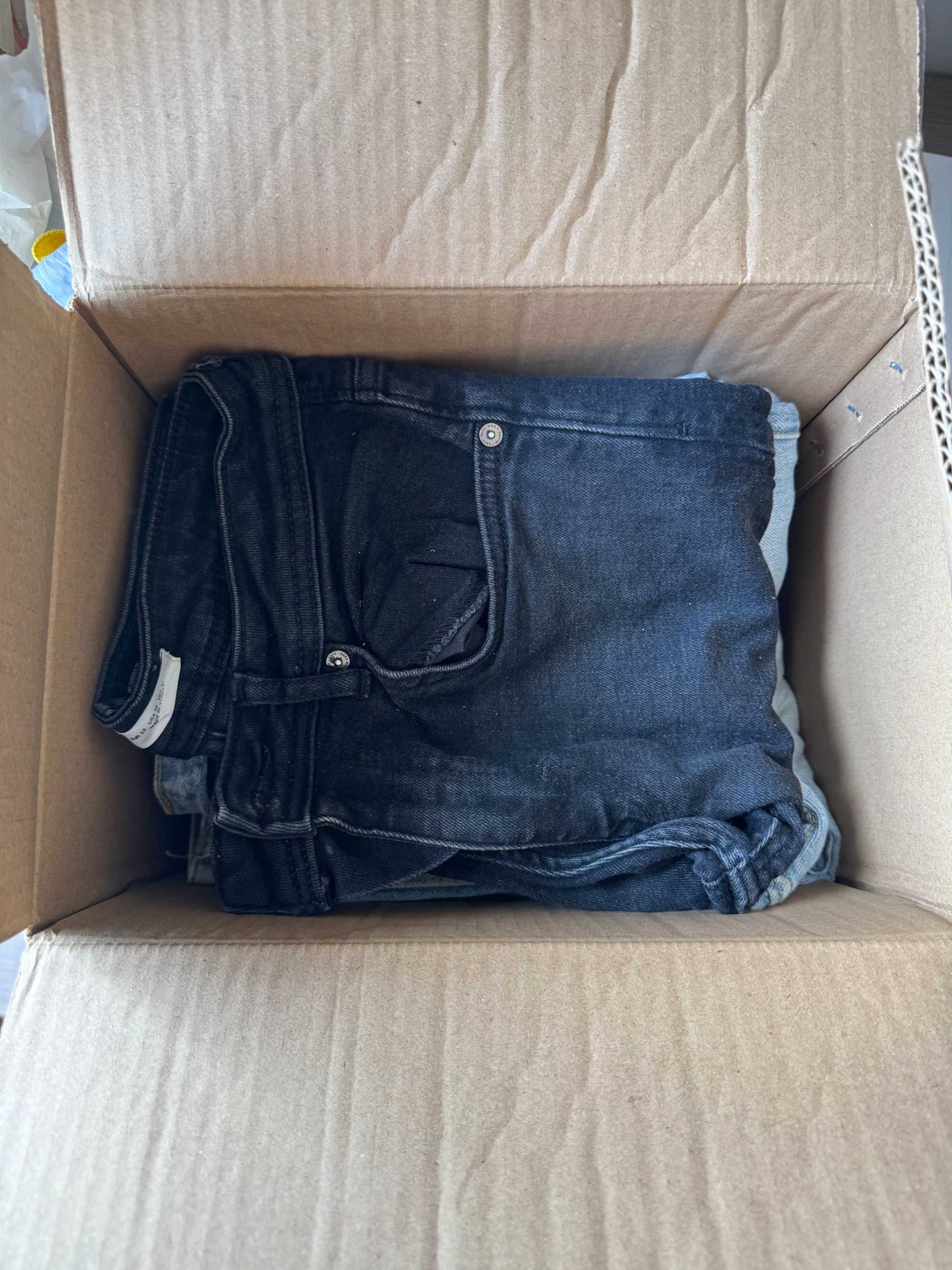Roupa para doar – Calças, meias e calções
