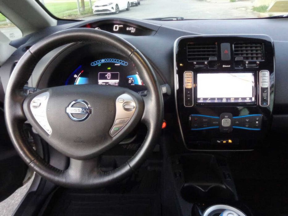 Nissan LEAF SL      2017