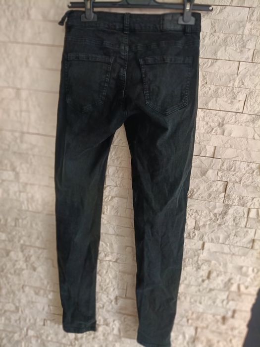 Czarne spodnie jeans przecierane z cekinami rozm ok. S stan jak na zdj