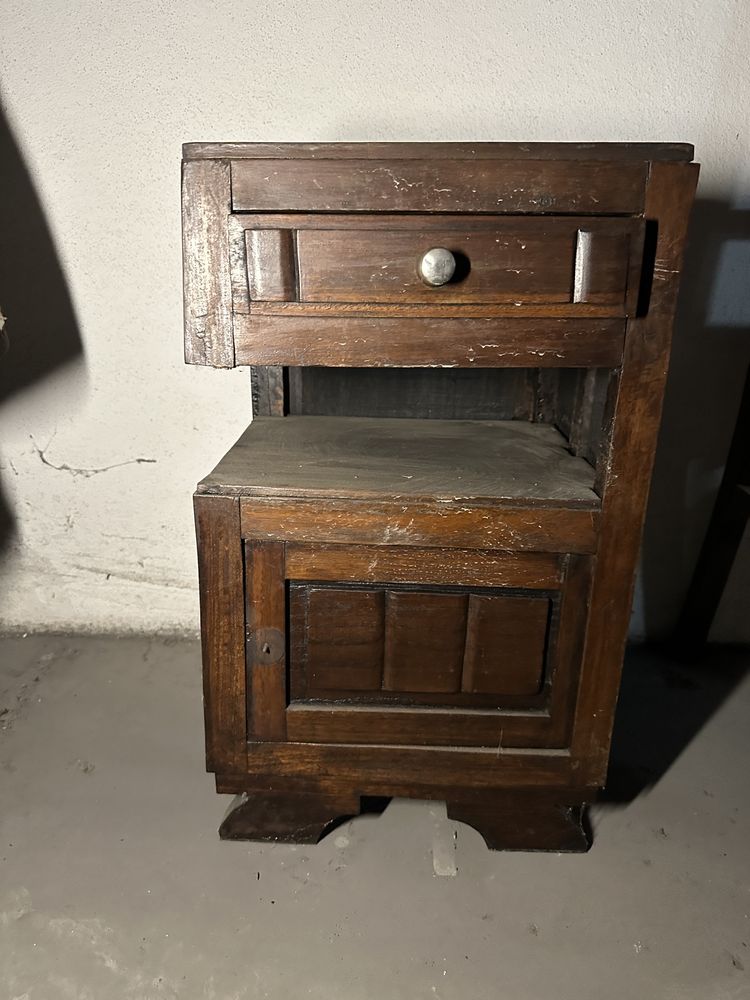 Mesa de cabeceira, cadeira e banco veludo antigas