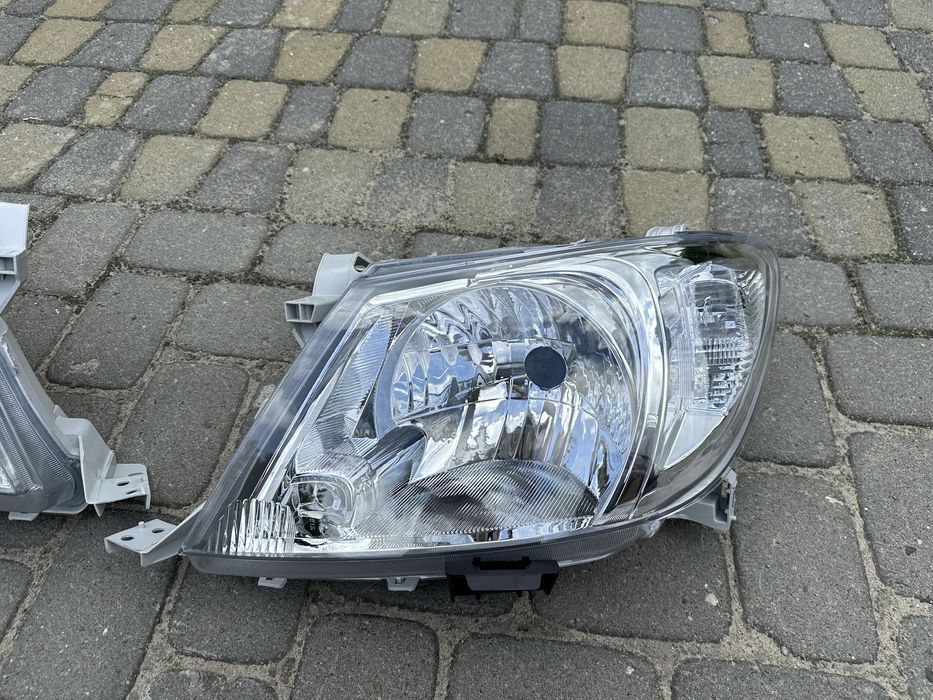 Фара Toyota Hilux 2008-2011