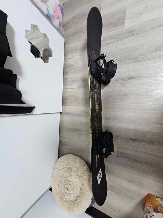 Deska snowboardowa jones