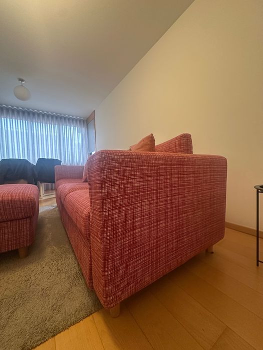 Sofá de três lugares e puff