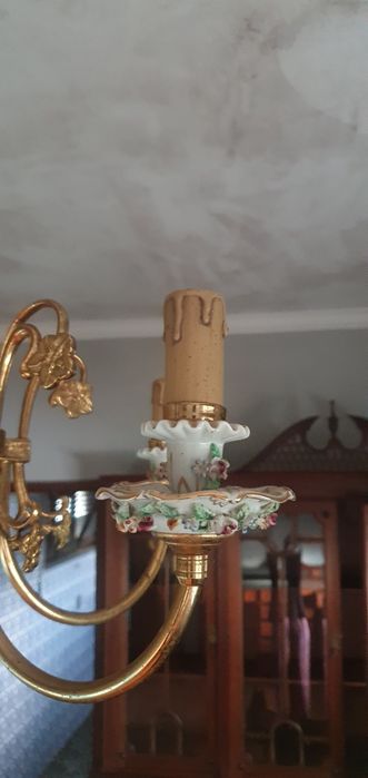 Candeeiro de teto antigo em porcelana e metal dourado