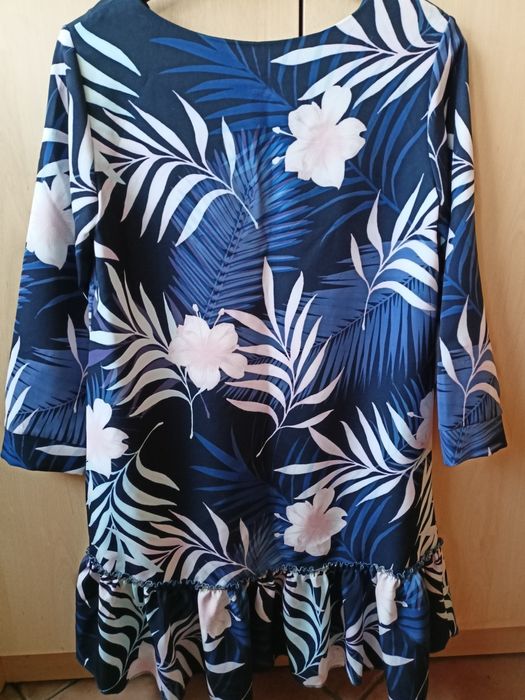 Lekko poszerzana sukienka w kwiaty