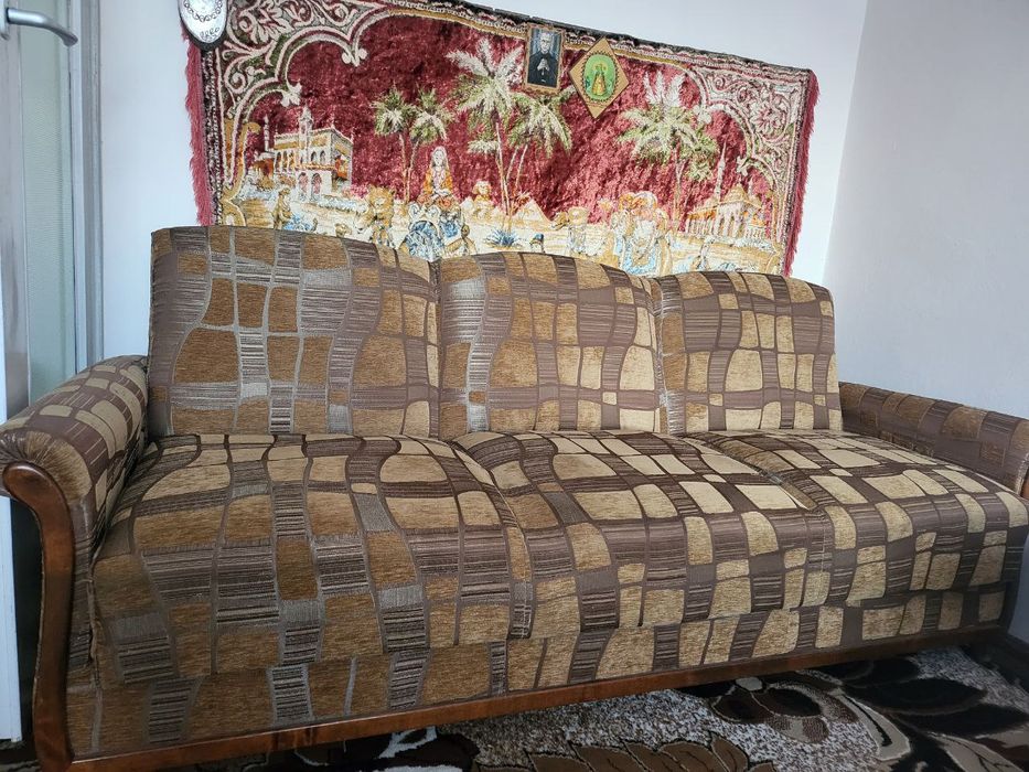 Solidna sofa/wersalka rozkładana z pojemnikiem – plamoodporny materiał