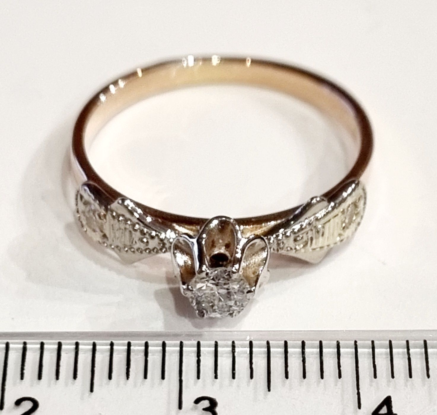 Золотое кольцо с бриллиантами. ct 0,22