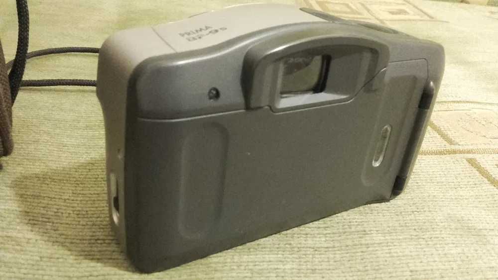 Kompaktowy aparat Canon typu „wyceluj i zrób zdjęcie” na kliszę 35mm
