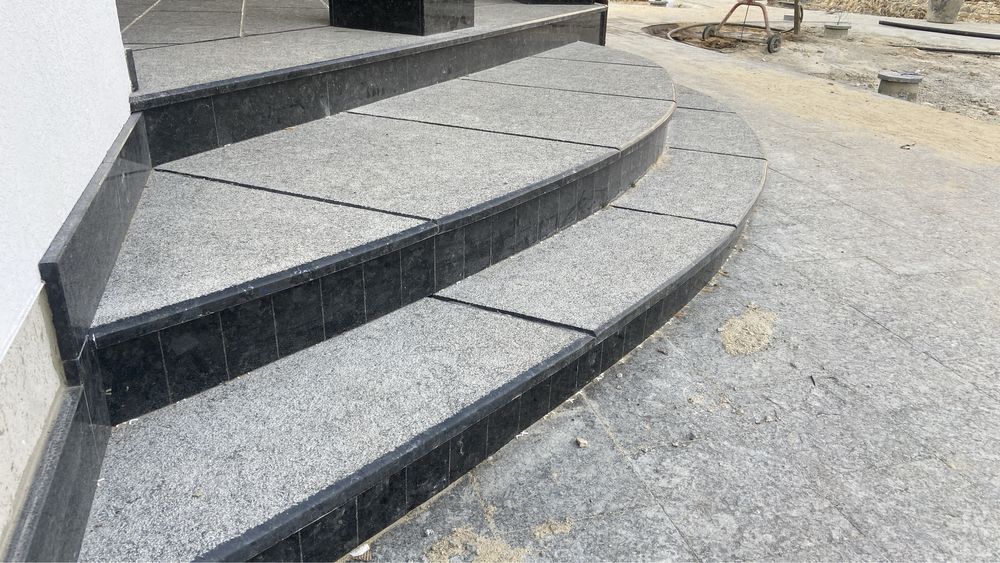 Сходи з граніту каменю