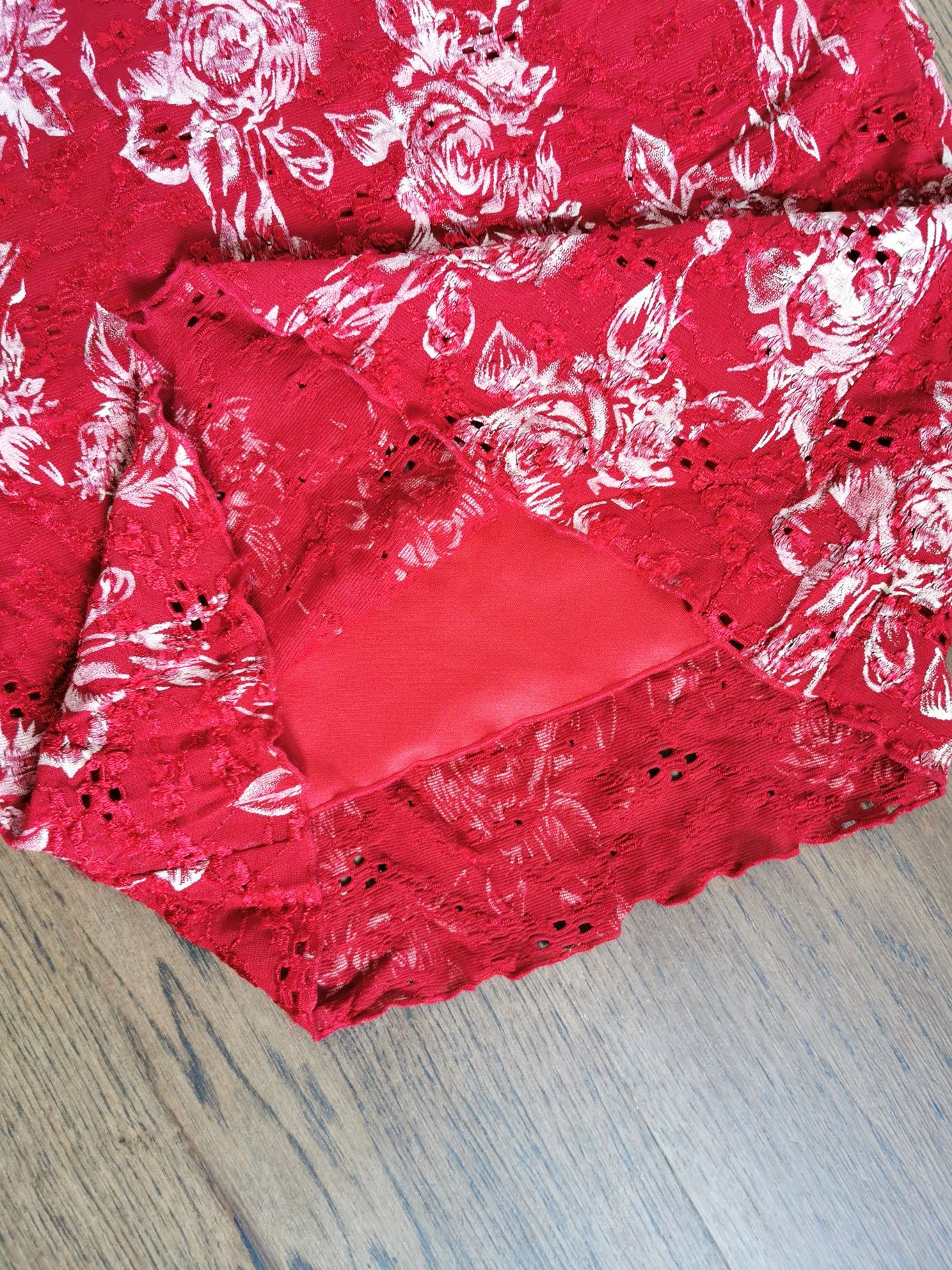 Czerwona sykienka koronkowa, elastyczna, rozmiar 36