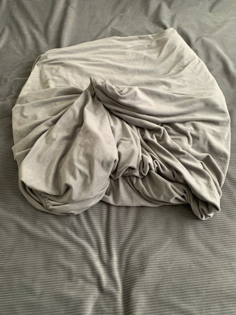 Pokrowiec na czteroosobową sofę szary jasny.