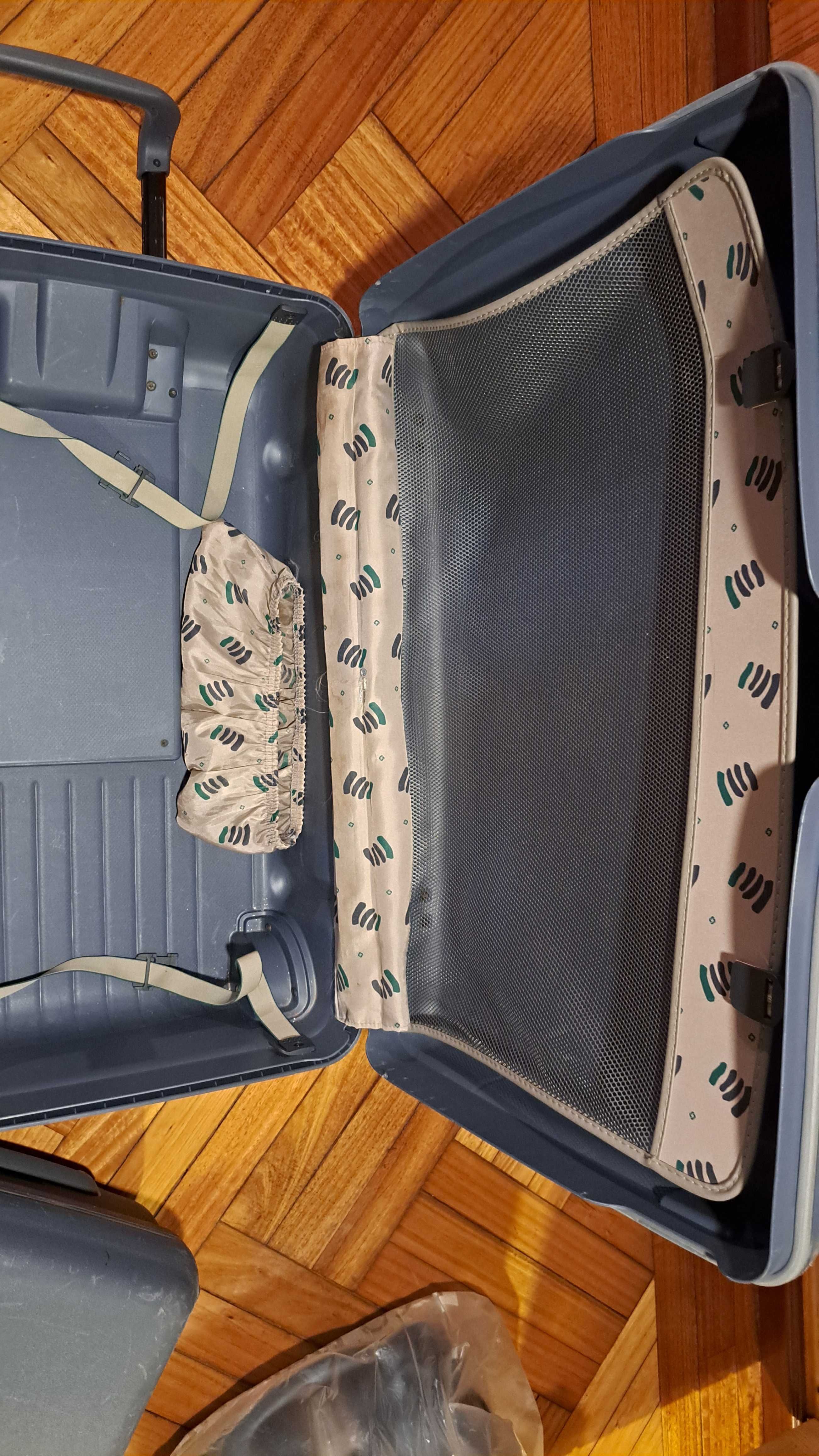 Conjunto de malas de viagem. O preço é das 3 peças.