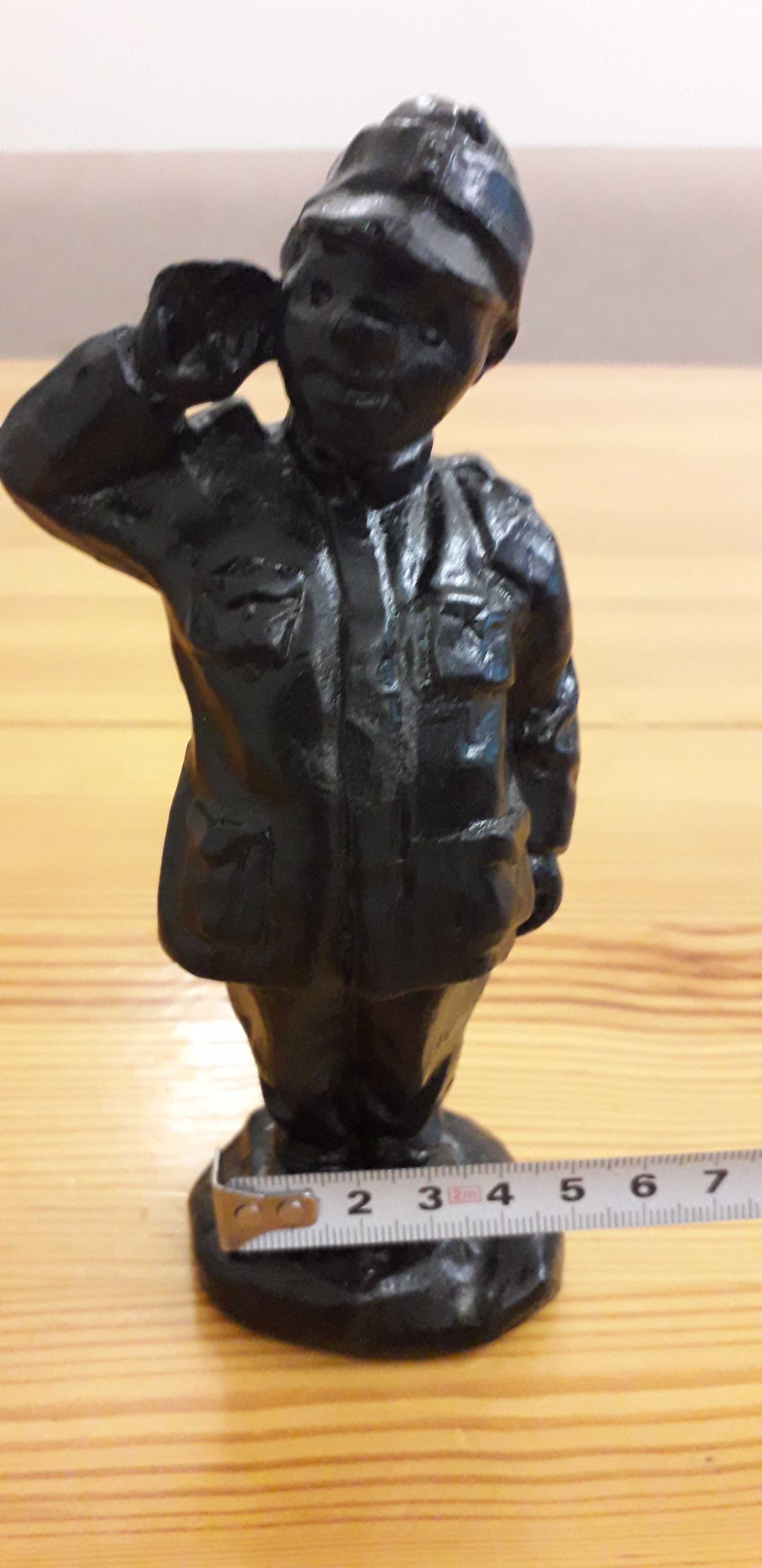 Чугунная статуэтка "Бравый солдат Швейк" .