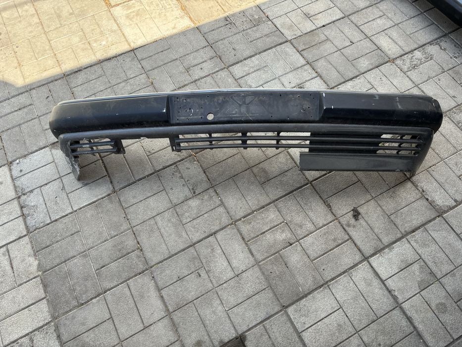 Продам переднюю накладку на бампер, накладки на пороги W124