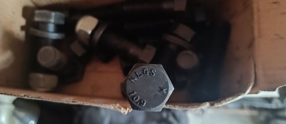 Болт з гайкою м 16 дрібна різьба