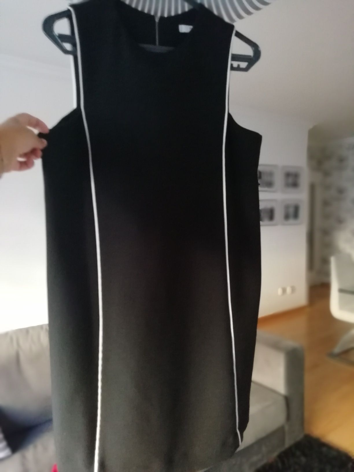 Vestidos em tons preto e branco Tam M