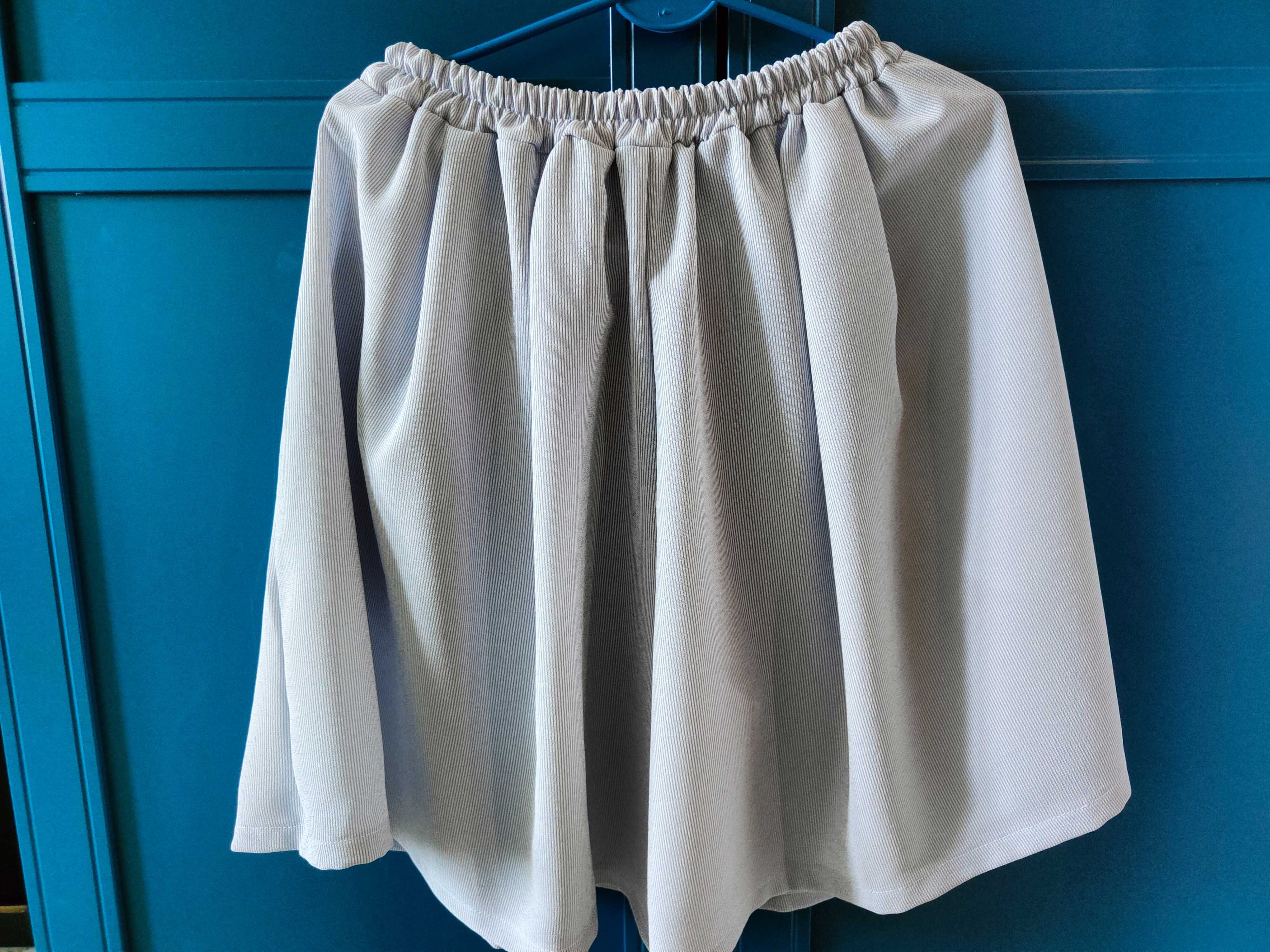 krótkie spodenki spódnica spódnico-spodnie biało-niebieskie 40/42