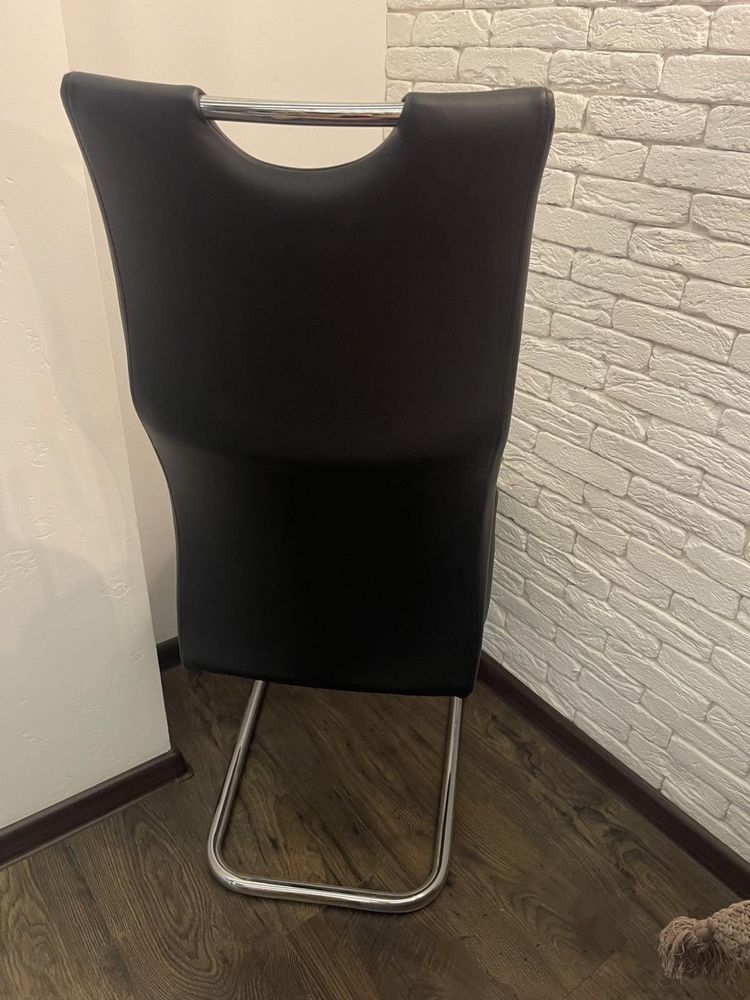 Шкіряний/металевий чорний стілець
