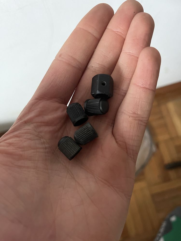 Tampas de camera de ar usadas e uma sem par