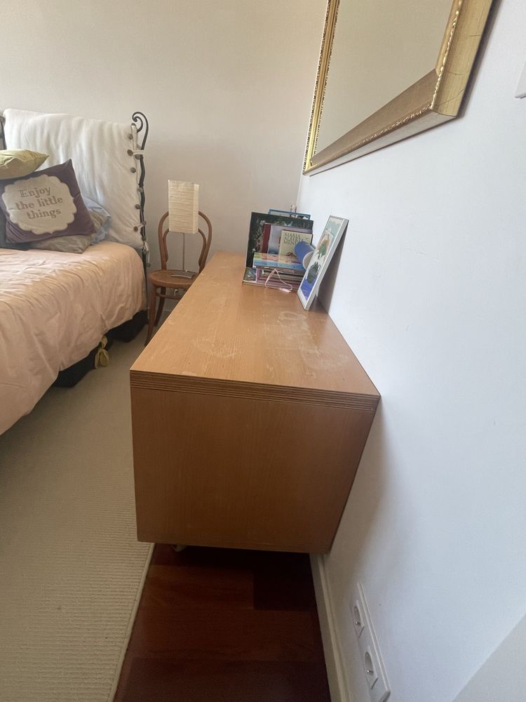 Movel Sala ou quarto madeira maciça com rodas