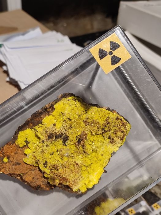 Minerał uranowy. Autunit, świeci przepięknie w UV.