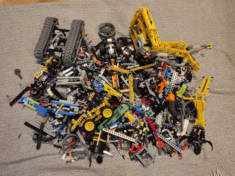 Około 3 kg klocków LEGO Technic