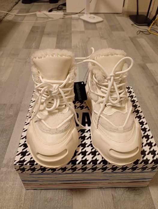 Кросівки НОВІ, зимові жіночі шкіряні з натуральним хутром