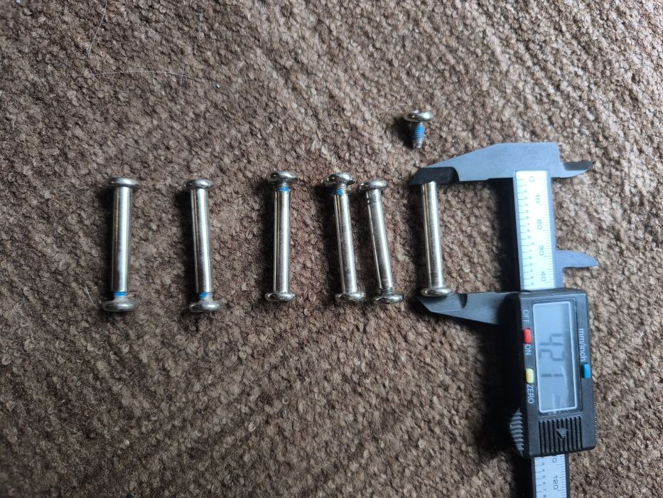 Ось с болтом  в для роликов , самокатов диаметр 6-мм длина разная