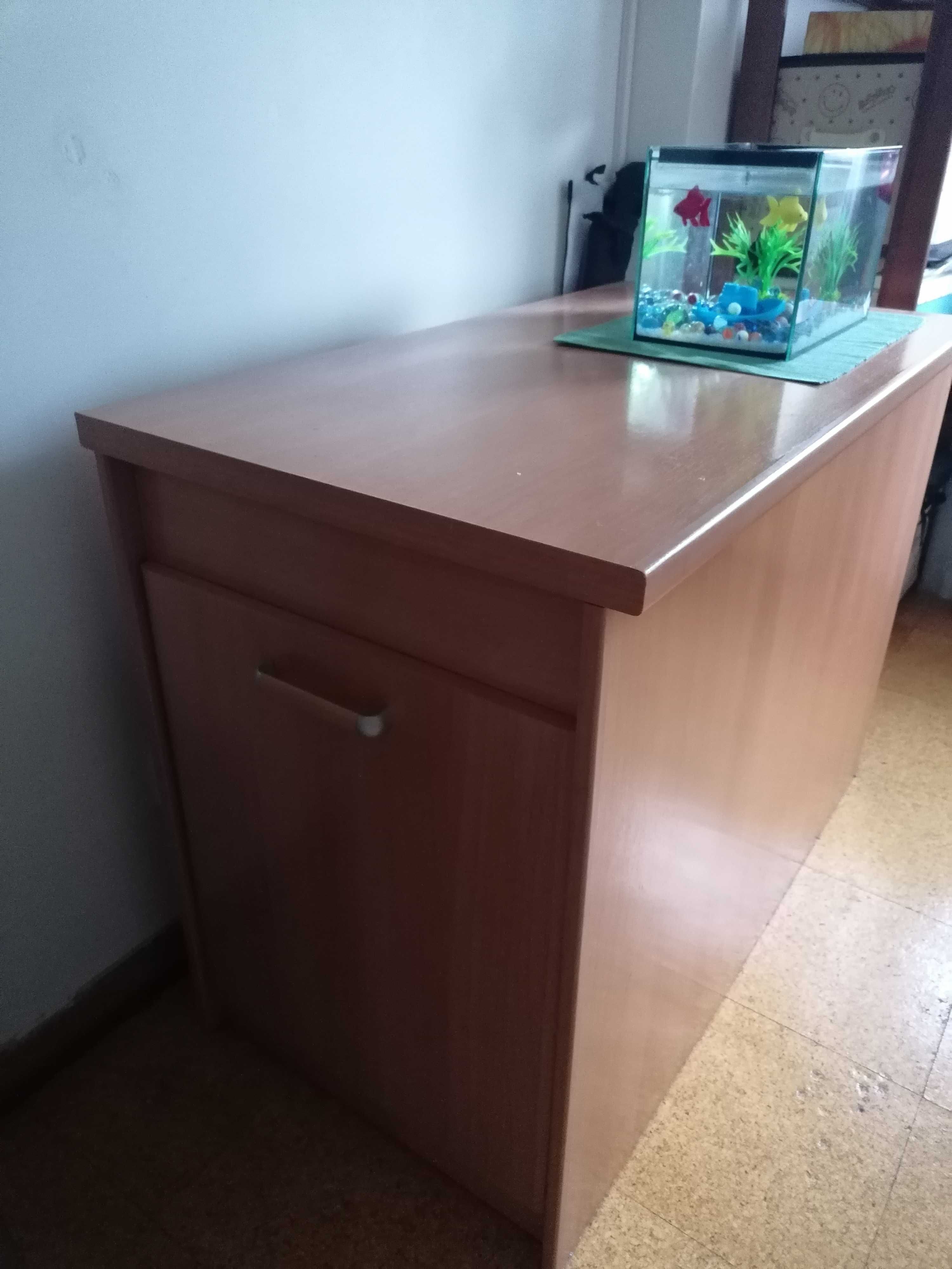 Urgente Móvel em pinho, muita arrumação