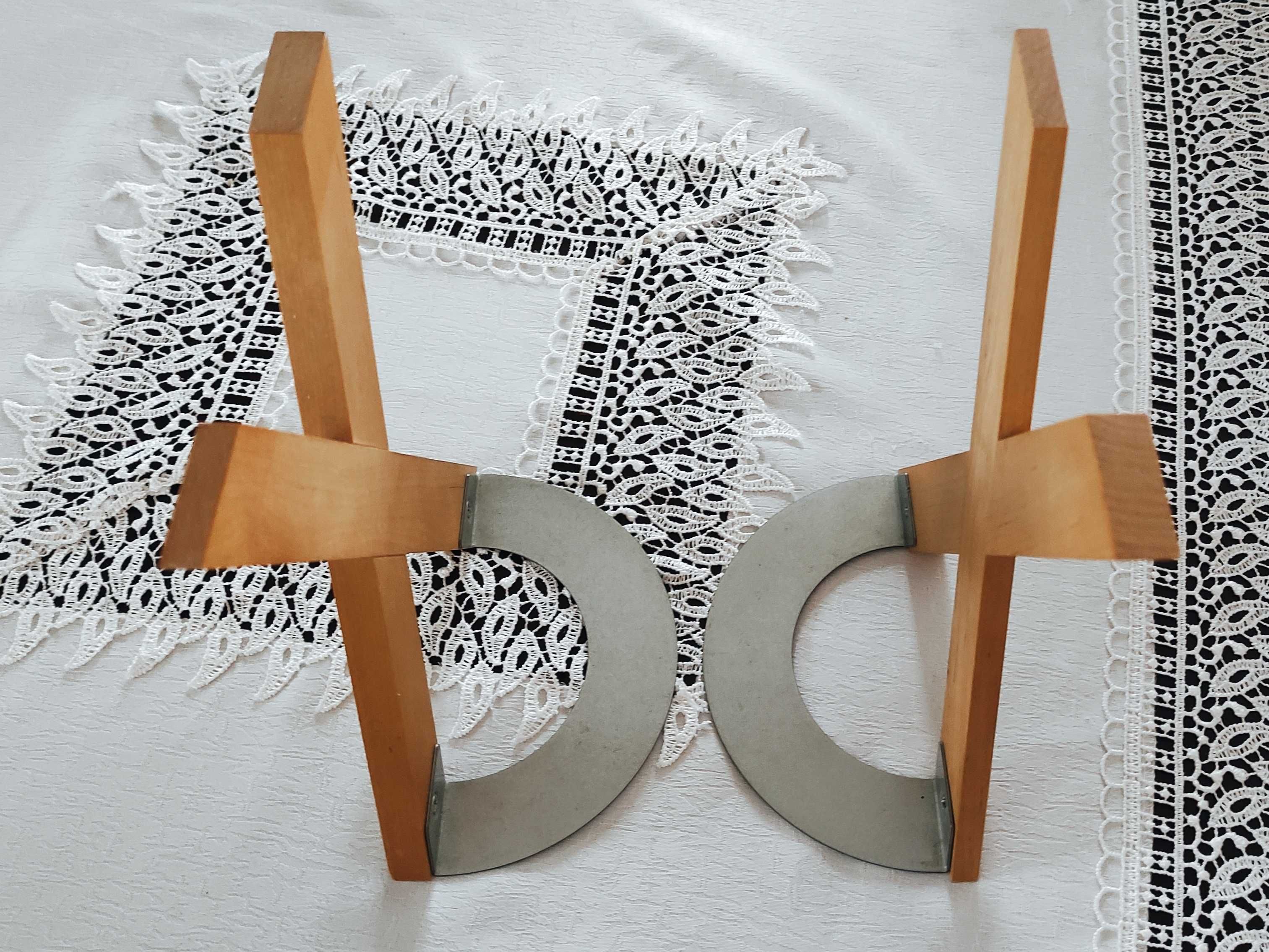 Podpórki do książek IKEA.