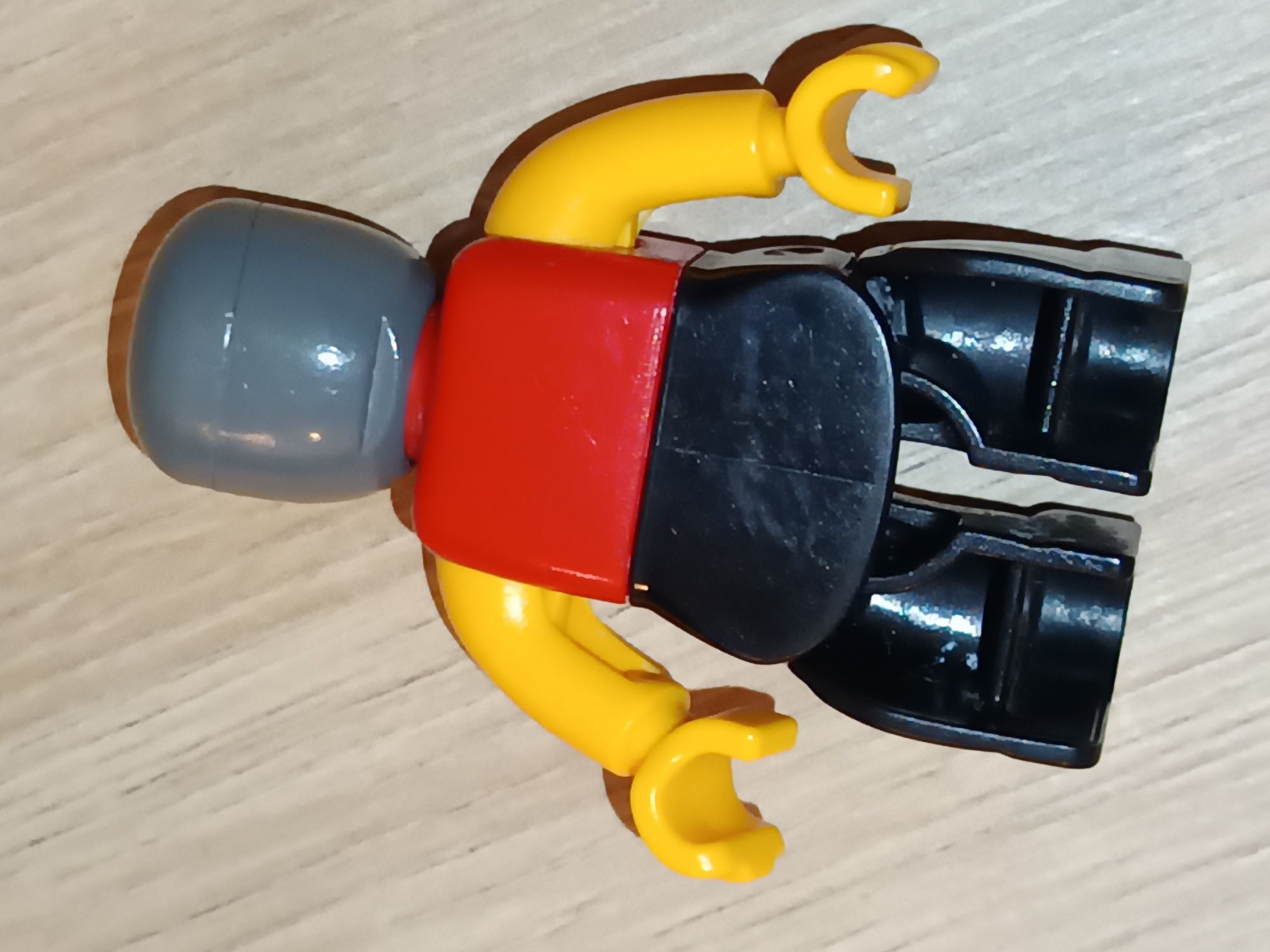 Figurka LEGO Duplo rycerz z zamku z czwrwoną klatką piersiową