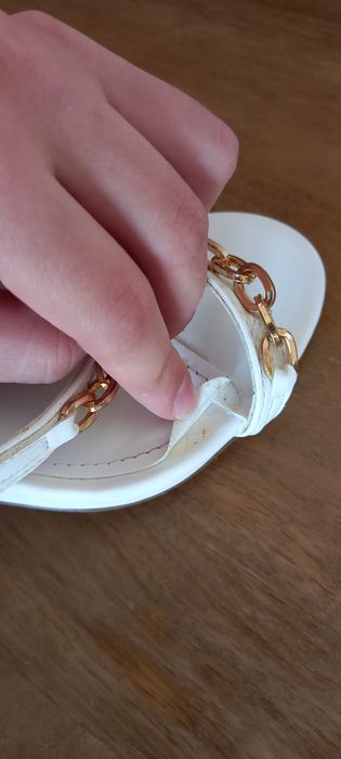 Białe sandałki na szpilce z ozdobnym łańcuszkiem Jenny Fairy