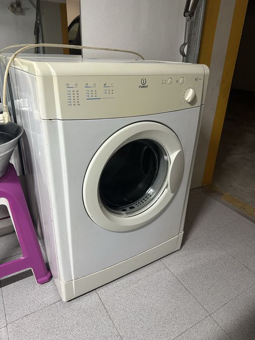 Maquina de secar a roupa indesit a funcionar
