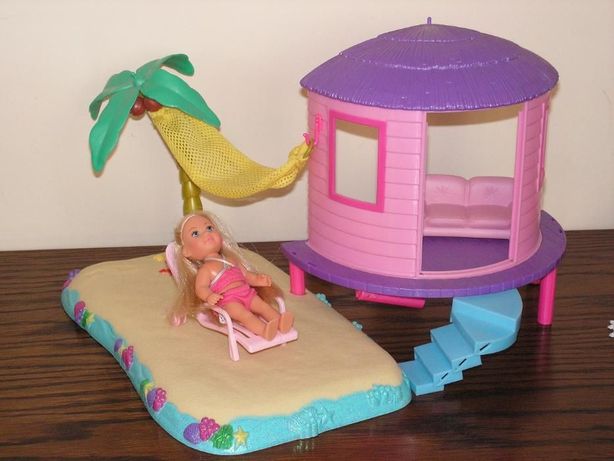 Domek na plaży z lalką i akcesoriami