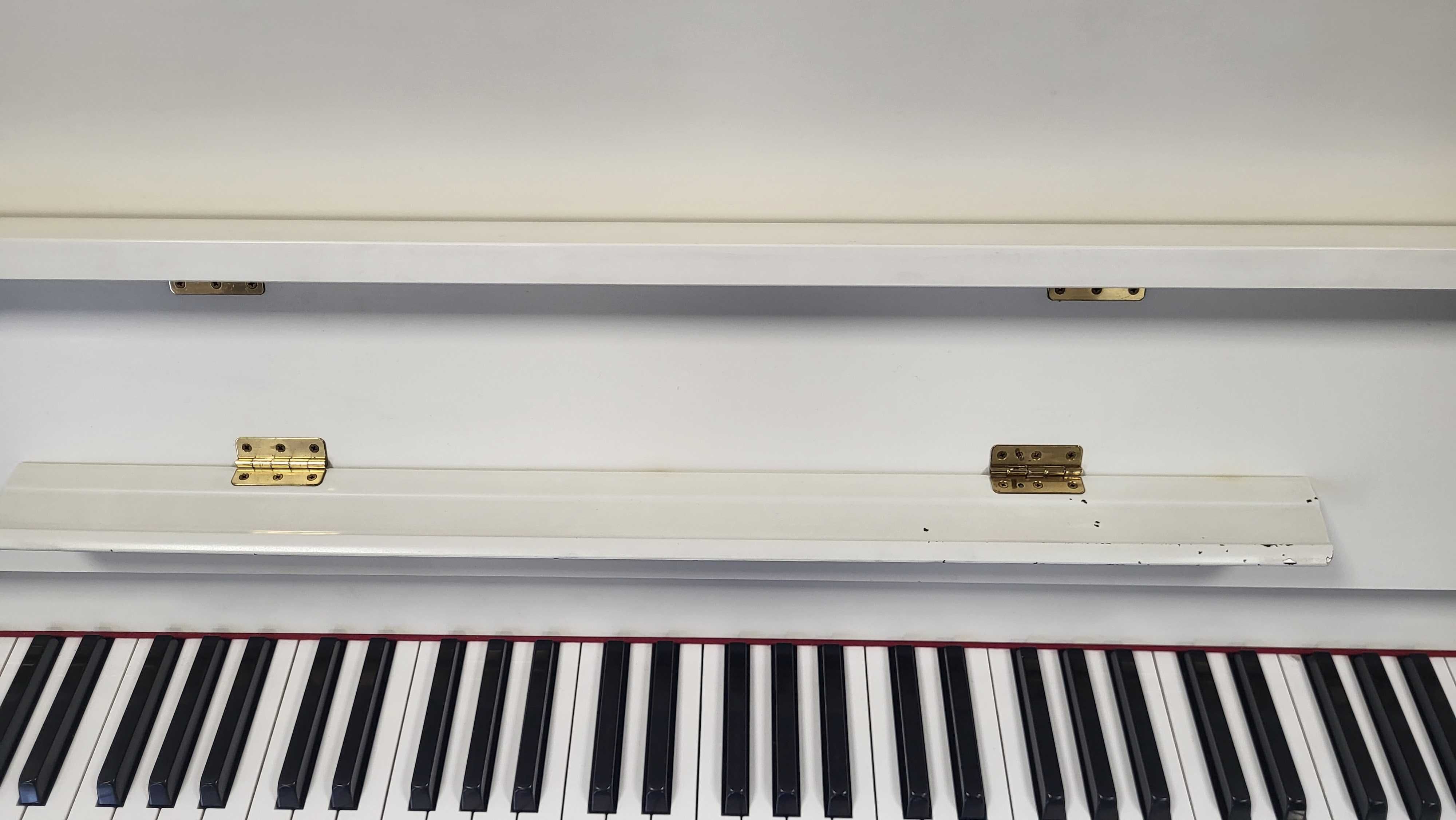 Białe pianino Yamaha C108 (film)