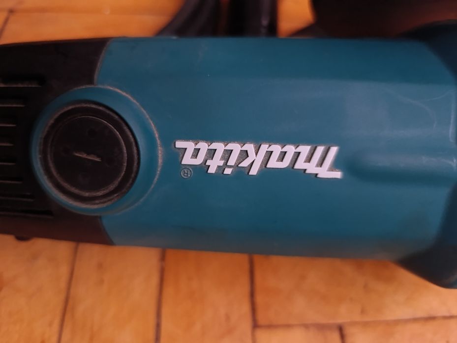 Угловая шлифмашина Makita GA9010C