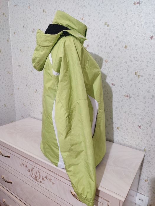 Продам теплую спортивную куртку женскую зима L/48