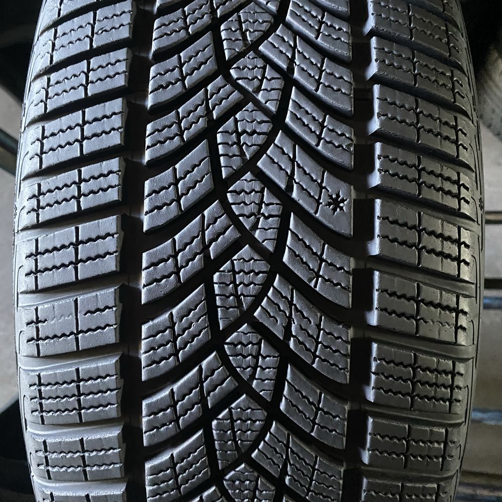 Шини 225/45/18 - 2шт Goodyear UltraGrip P зима