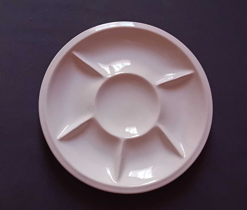 Porcelitowa patera - kabaret Pruszków, kolor biały. PRL.