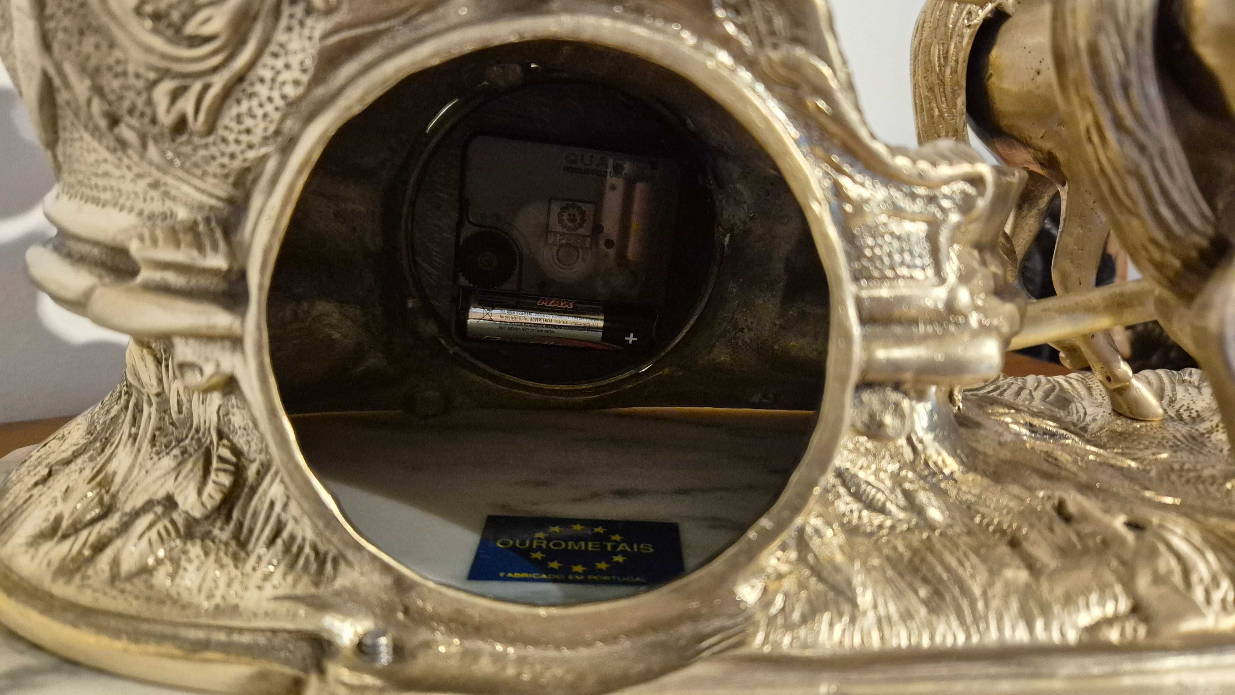 Relógio em bronze maciço assente em base mármore