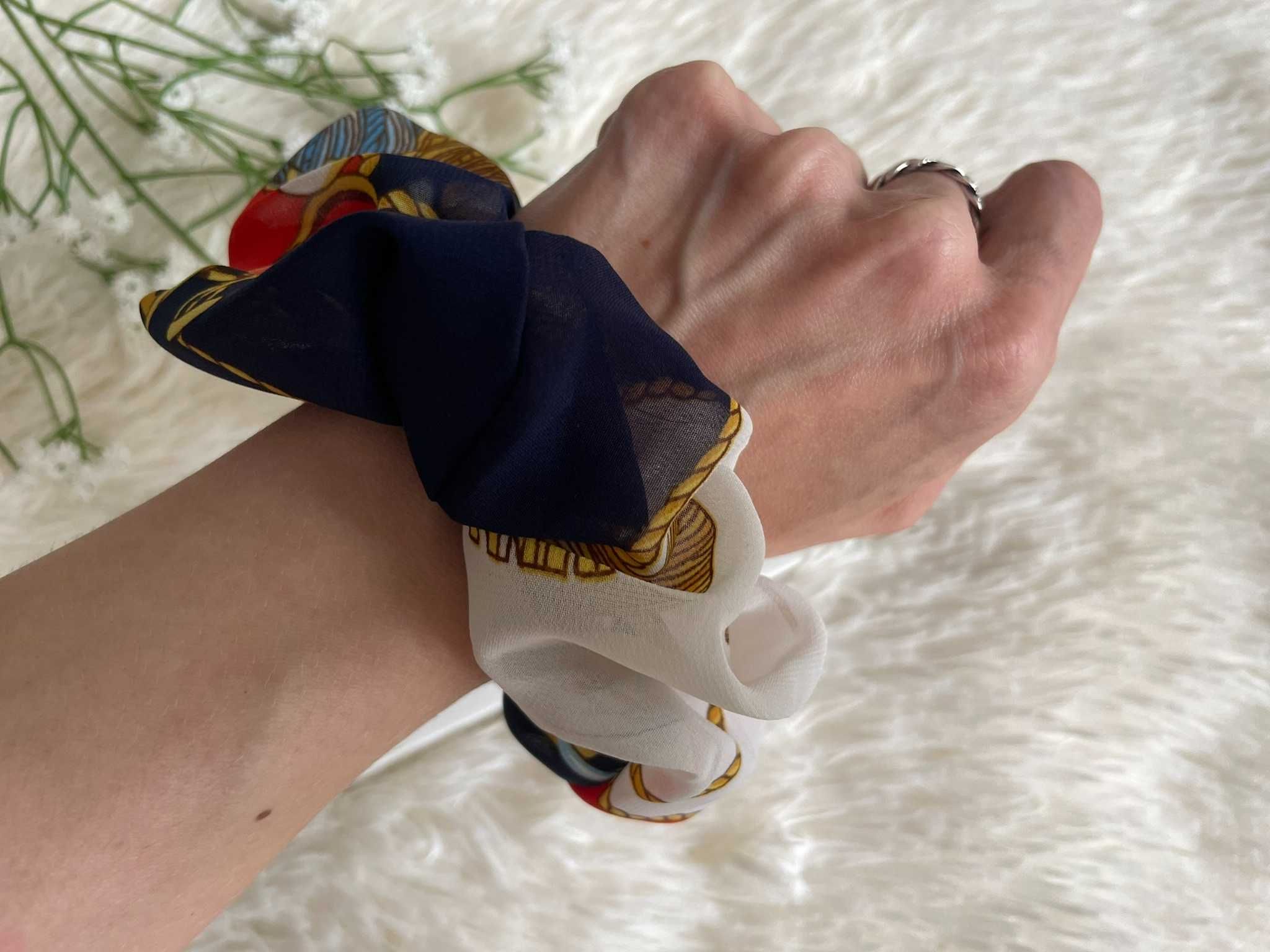 Gumka do włosów granatowa czerwona łańcuchy print szyfon scrunchie y2k