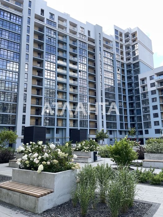 Продаж трикімнатної квартири з панорамним виглядом на озеро